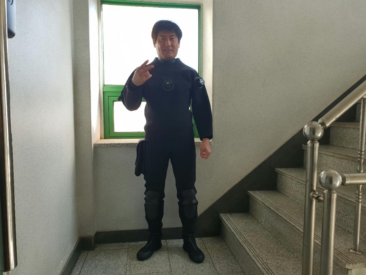 마레스 네오블랙 드라이슈트 착용