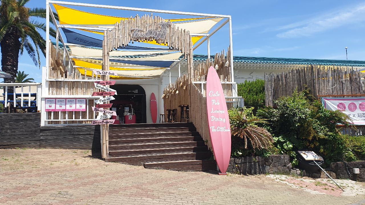 제주도 중문 해수욕장은 서퍼들의 열기로 벌써부터 후끈후끈