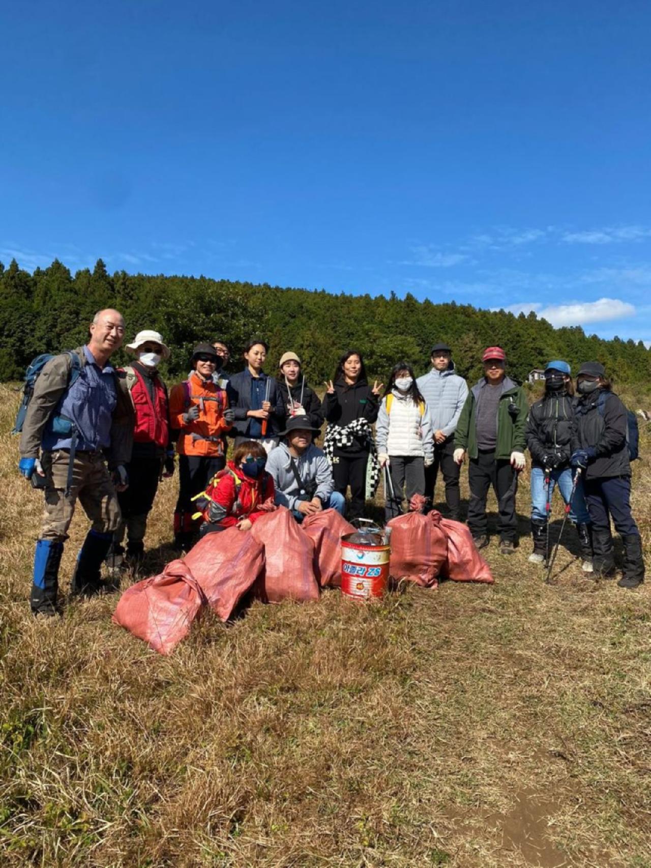 오늘 서귀포 표선에 있는 『모지오름』 정화활동에 참여하였습니다.