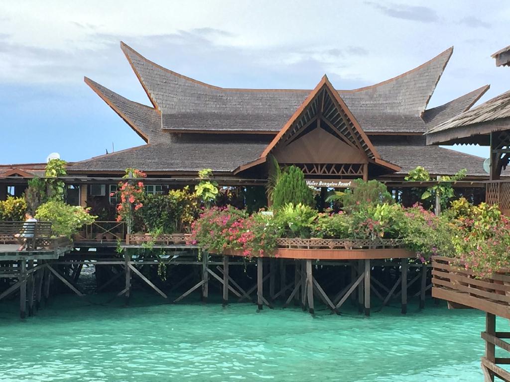 Fun diving - Mabul Isaland  - House reef