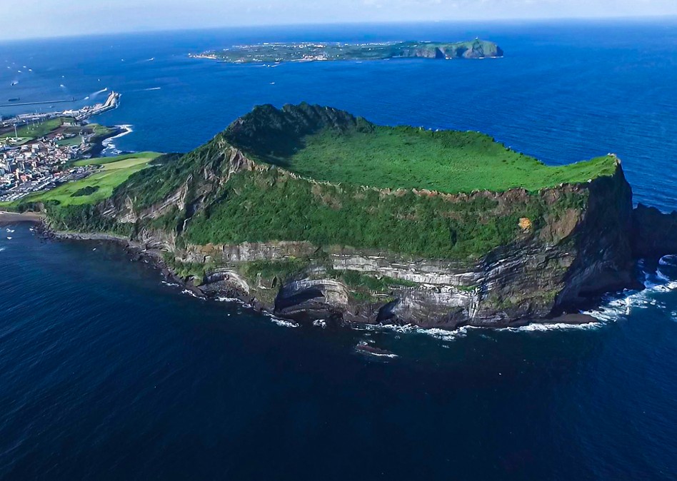 1️⃣ The Relationship Between Jeju Scuba diving, Weather, and Seasons
