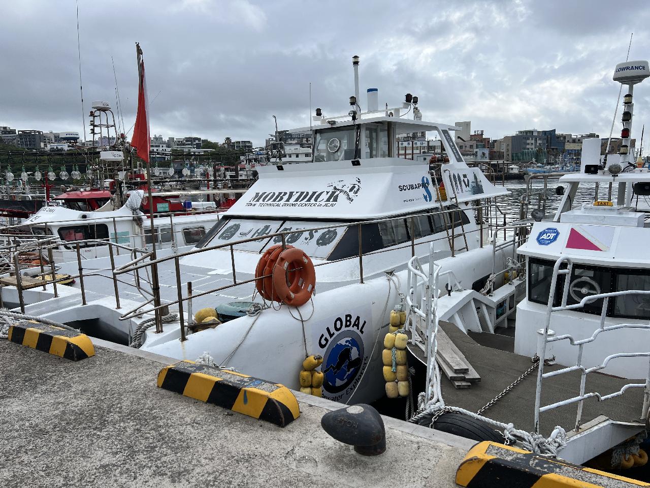 Premium Yacht Diving on the Sea