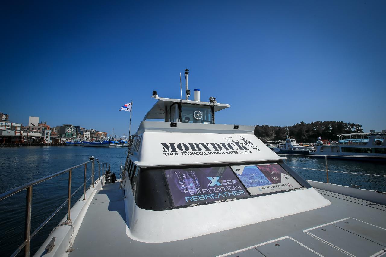 Yacht Diving in Jeju — A Special Scuba Diving Experience at Munseom, Seogwipo