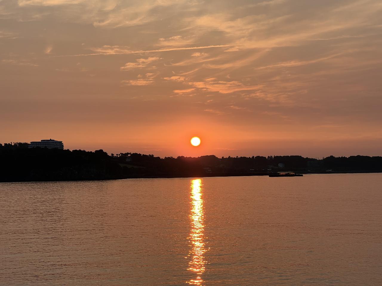 🌅 美しい済州島で日の出とともに新たな一日を迎えてみませんか？  スキューバダイビングと共に、心ほどけるひとときをお届けします。