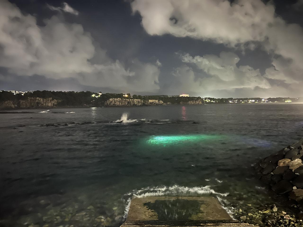 제주도 PADI 어드밴스 다이버 교육 첫날 야간 다이빙 시작합니다.