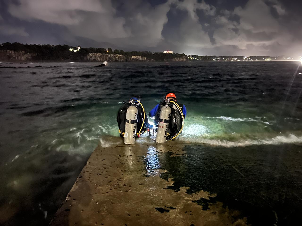 제주도 PADI 어드밴스 다이버 교육 첫날 야간 다이빙 시작합니다.
