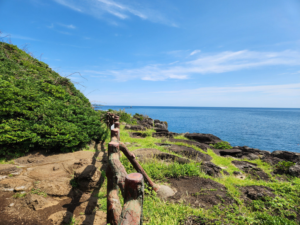 済州島の海岸絶景、静かに歩ける海辺の道 – 南原クンオン海岸景勝地