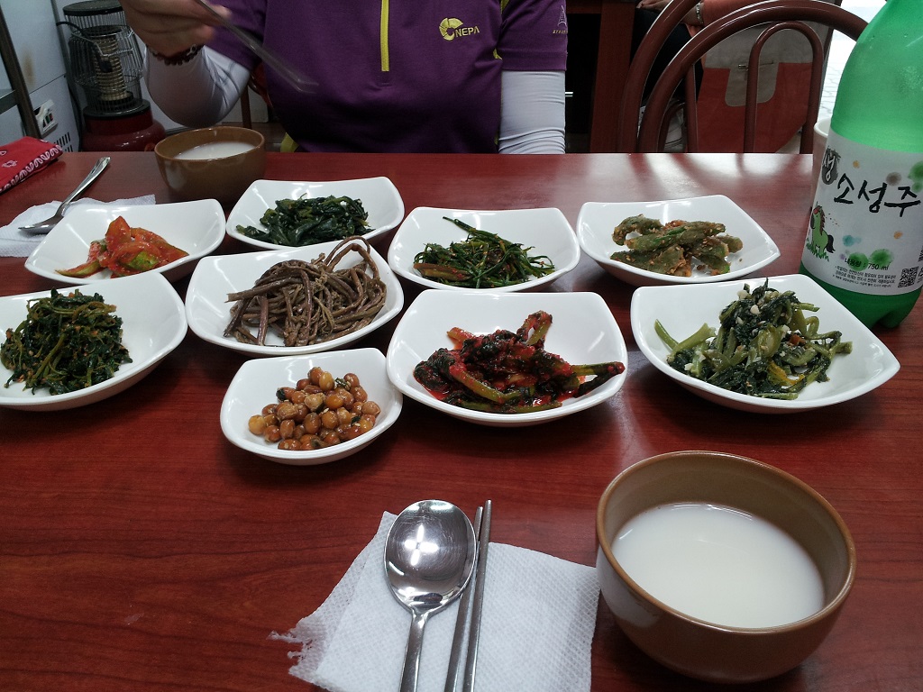 어제 인천운서동에있는 백운산에 다녀왔지요.미세먼지가 