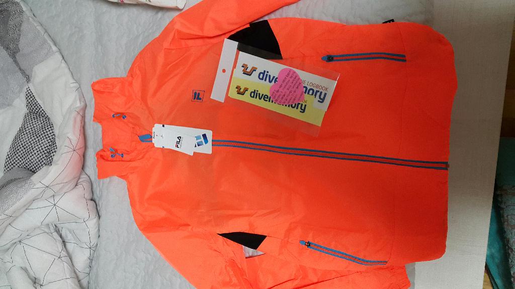 당첨된 바람막이가 왔다.색깔이 너무 이쁘다.정성스런