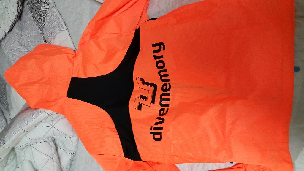 당첨된 바람막이가 왔다.색깔이 너무 이쁘다.정성스런