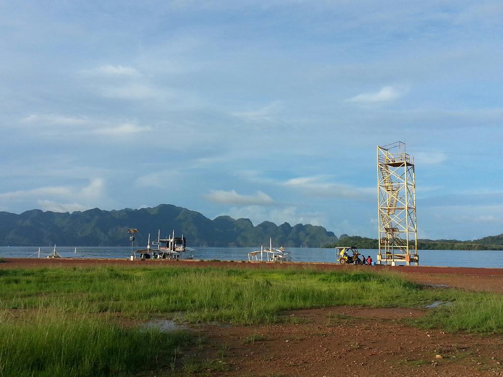 꼬박 하루걸려 도착한 코론....밖에도 덥고..물속